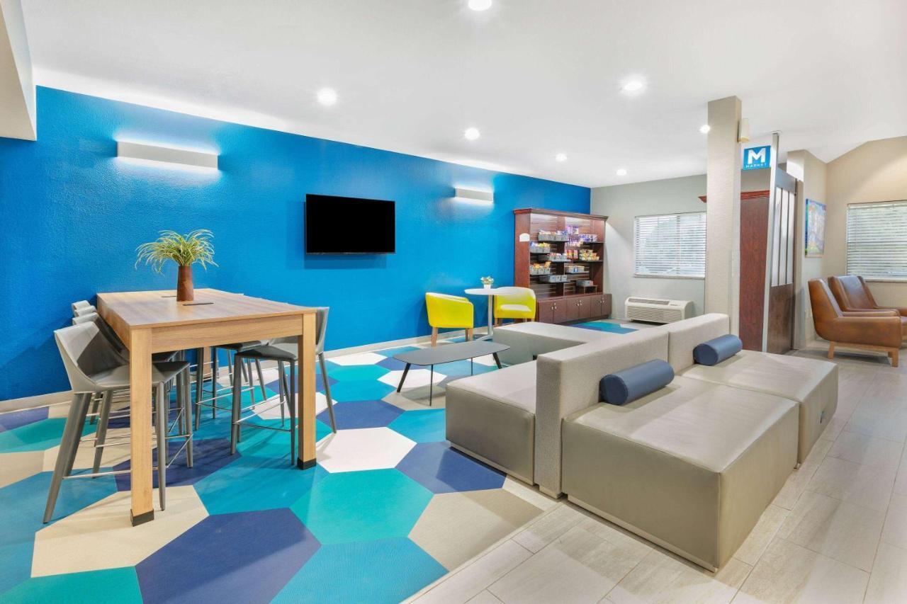 Microtel Inn & Suites By Wyndham Austin Airport Zewnętrze zdjęcie