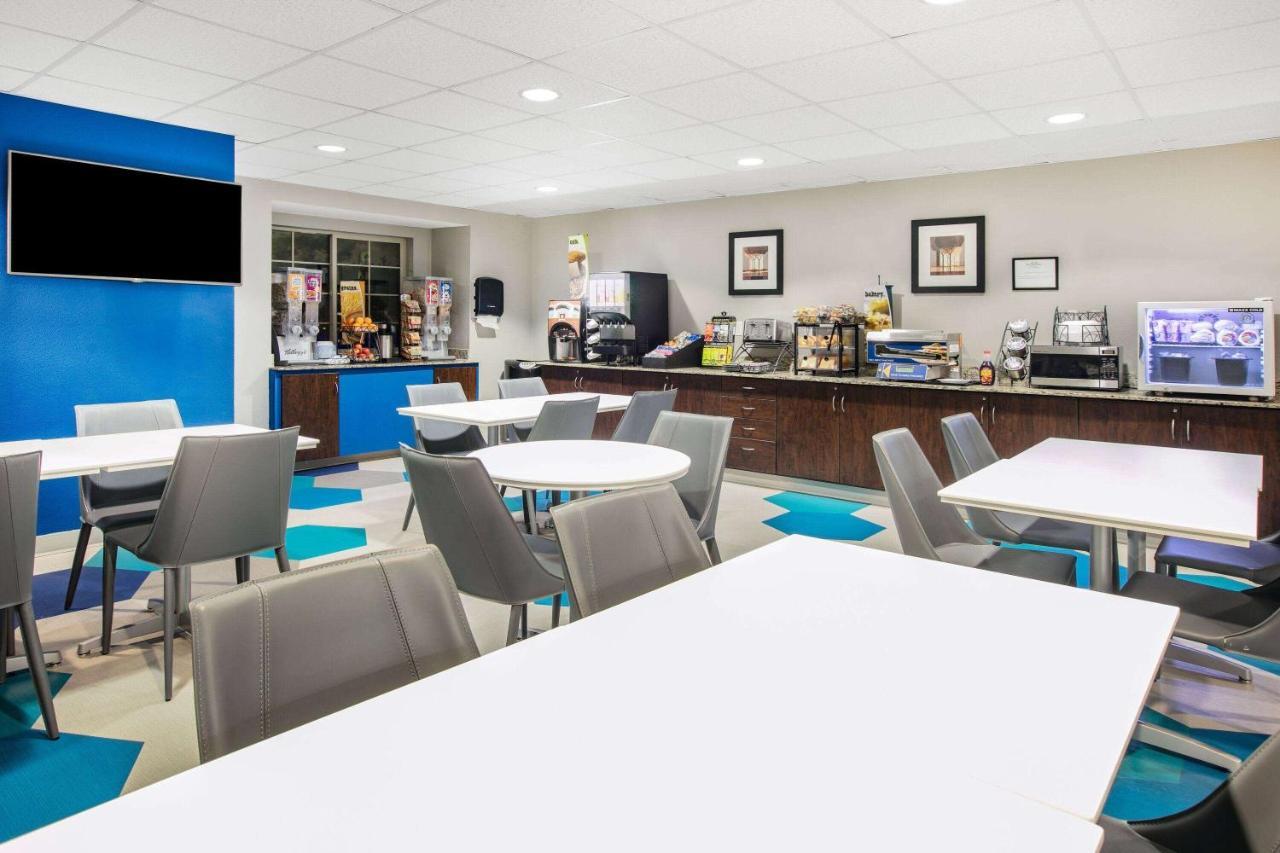 Microtel Inn & Suites By Wyndham Austin Airport Zewnętrze zdjęcie