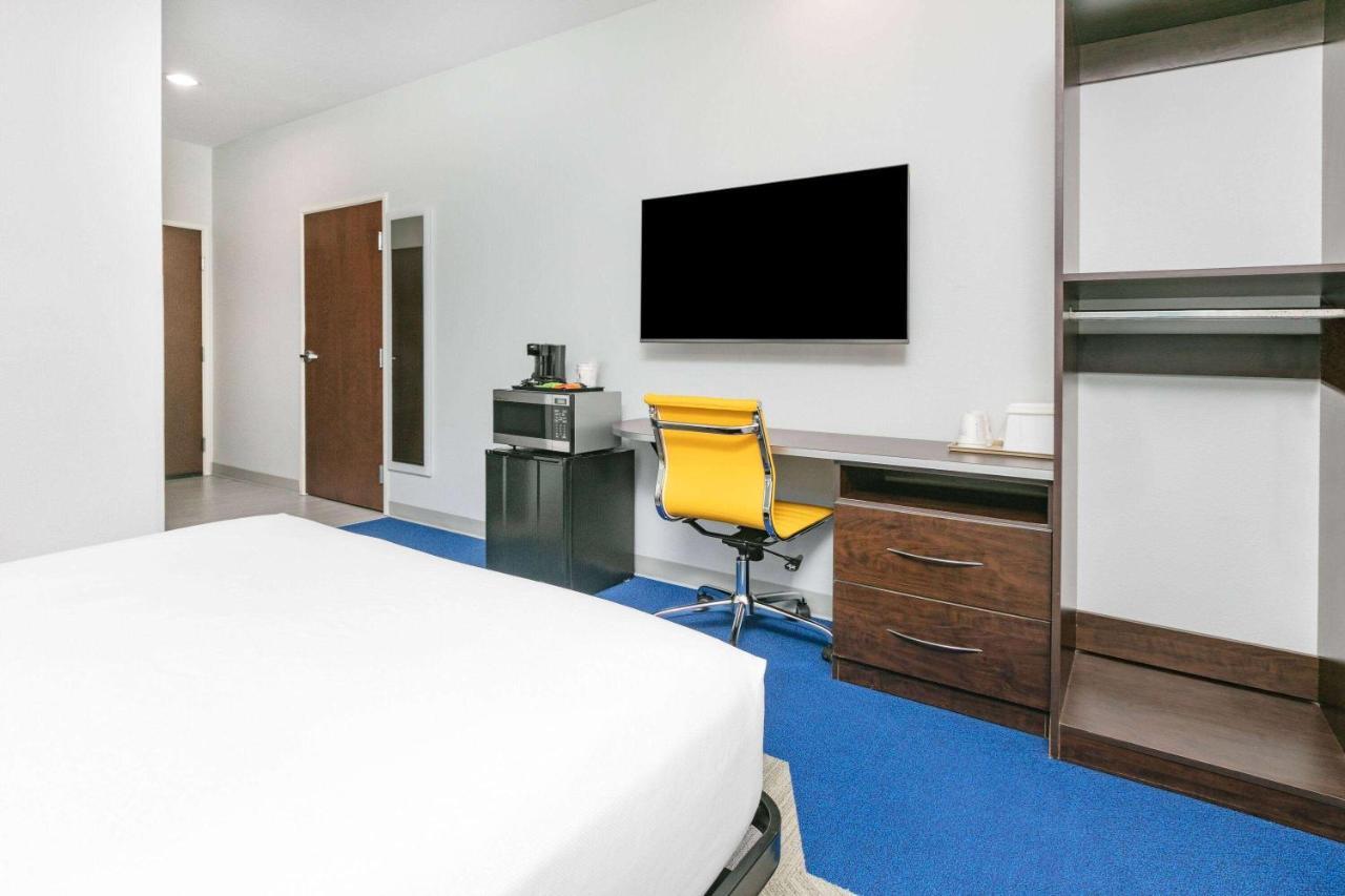 Microtel Inn & Suites By Wyndham Austin Airport Zewnętrze zdjęcie
