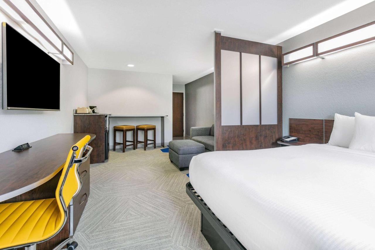 Microtel Inn & Suites By Wyndham Austin Airport Zewnętrze zdjęcie