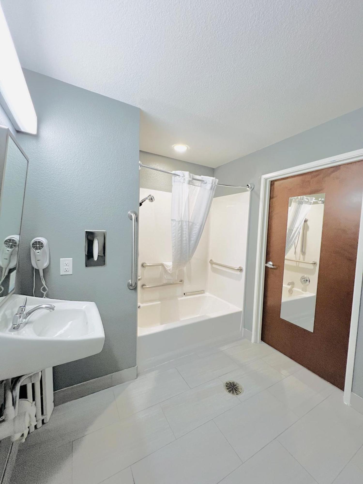 Microtel Inn & Suites By Wyndham Austin Airport Zewnętrze zdjęcie